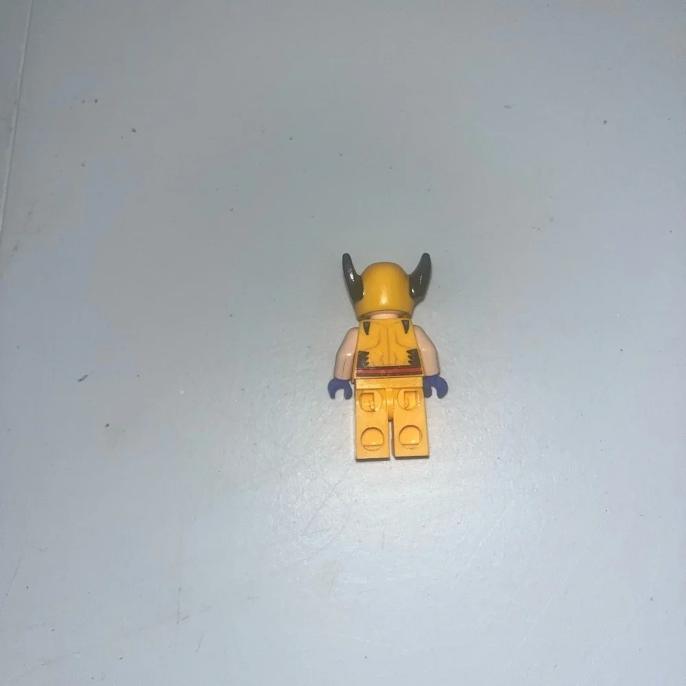 LEGO Marvel Superheroes Wolverine Mask, Blue Hands Minifigure from 76202 - Picture 5 of 6